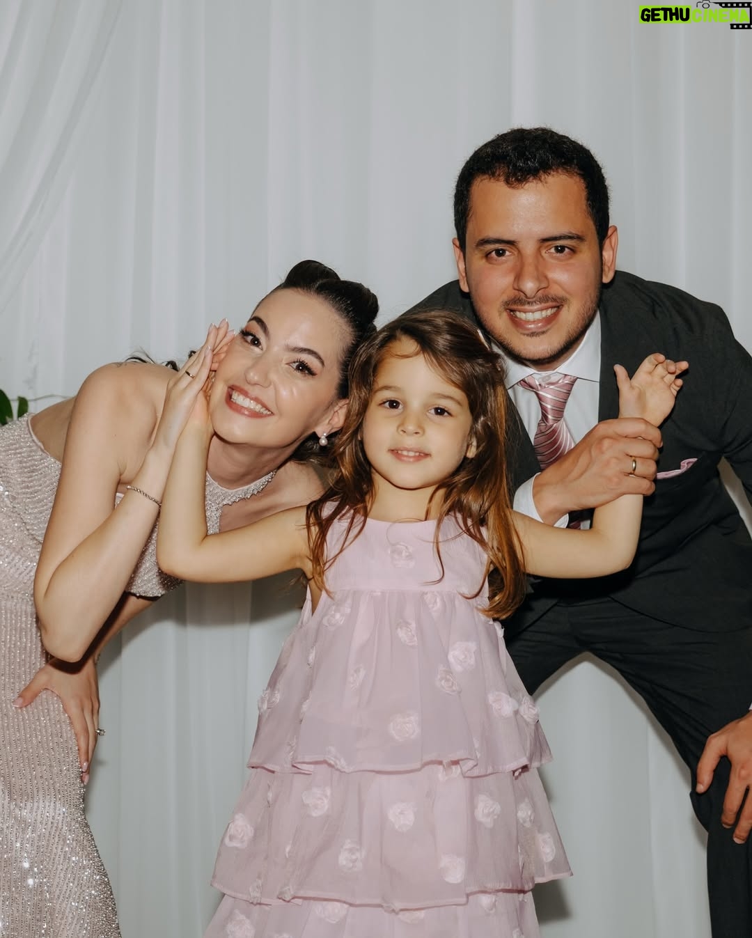 Ezgi Şenler - 51.1K Likes - 19.04.2025 💍 Bu harika nişanımızda yanımızda olan muhteşem insanlara ne kadar teşekkür etsem az kalır ! 
Başta bizi ağırlayan @limakambassadore ailesine, hayallerimden öte süslemeleriyle canım @sakorganizasyon ailesine,saç ve makyajda sihirli elleriyle yanımda olan @redwhitekuafor_merkez  @milaybasata @ali_burkay3344 ‘e ,bu anları ölümsüzleştiren muhteşem gözü olan canım arkadaşım @kubrabayramoglu iyi ki varsın. Nişan hediyelerimi yapan bitanem @emelekin ve  @amelies.collection ‘a ne kadar minnetarım anlatamam. Menülerimi hazırlayan kuzenim bebeğim @aleys.co!!!! Mükemmel elbisemi 10 günde hazırlayan bitanem @nilevgar 💋💋 Ve yanımızda olan ailelerimiz ve dostlarımıza çooook teşekkür ederiz. Siz olmasaydınız olmazdı. Hepinizi çook seviyoruz 💋🎀❤️