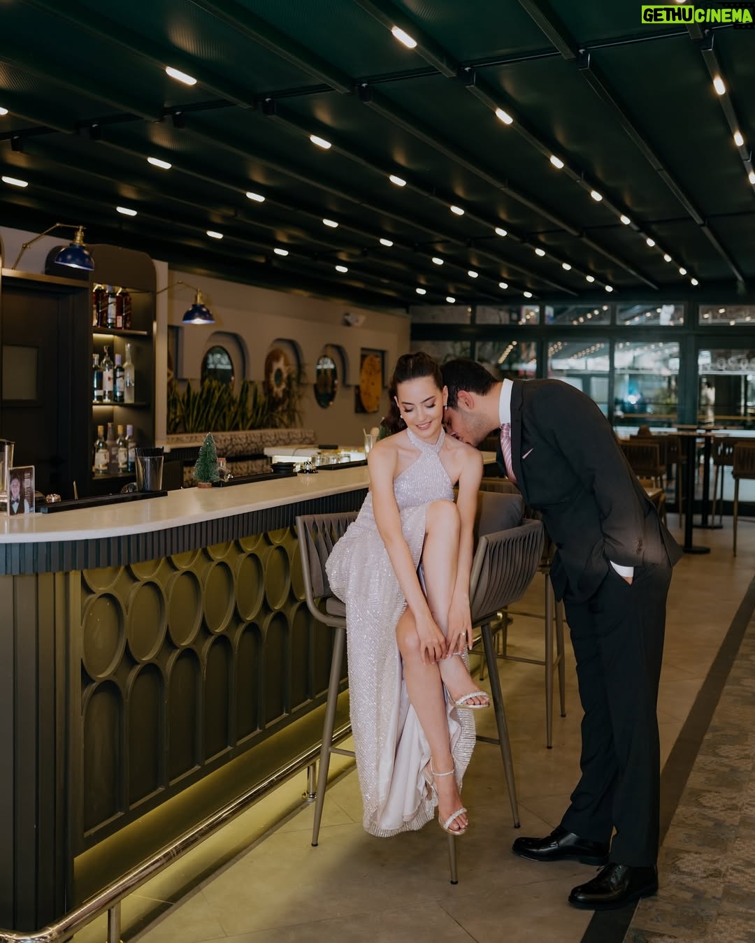 Ezgi Şenler - 51.1K Likes - 19.04.2025 💍 Bu harika nişanımızda yanımızda olan muhteşem insanlara ne kadar teşekkür etsem az kalır ! 
Başta bizi ağırlayan @limakambassadore ailesine, hayallerimden öte süslemeleriyle canım @sakorganizasyon ailesine,saç ve makyajda sihirli elleriyle yanımda olan @redwhitekuafor_merkez  @milaybasata @ali_burkay3344 ‘e ,bu anları ölümsüzleştiren muhteşem gözü olan canım arkadaşım @kubrabayramoglu iyi ki varsın. Nişan hediyelerimi yapan bitanem @emelekin ve  @amelies.collection ‘a ne kadar minnetarım anlatamam. Menülerimi hazırlayan kuzenim bebeğim @aleys.co!!!! Mükemmel elbisemi 10 günde hazırlayan bitanem @nilevgar 💋💋 Ve yanımızda olan ailelerimiz ve dostlarımıza çooook teşekkür ederiz. Siz olmasaydınız olmazdı. Hepinizi çook seviyoruz 💋🎀❤️