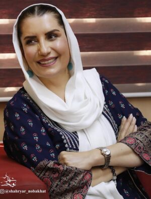 Fariba Kowsari Instagram - ⁨	⁨	⁨	من یک زنم
وقت‌هایی که کودک میشوم ،شیطنت میکنم و میخندم

من زنم،وقت‌هایی که یک تنه،بار دشواری حیات را به دوش 
میکشم ،خسته میشوم،اما دوام می‌آورم …
دلم برای خودم تنگ شده…..
به خاطر ندارم کجای طوفان زندگی خودم رو گم کردم 
دخترک بازیگوشی که صدای خنده‌هایش گوش فلک را
کر میکرد…
کجای زندگی اینقدر بزرگ شدم که بتونم این همه تلخی 
رو با لبخند کوتاه پشت سکوتم پنهان کنم؟
دلم برای خودم تنگ شده
برای من صبورم
برای خود،خود پرشورم
و برای تمام من به یغما رفته‌ام…..⁩⁩⁩