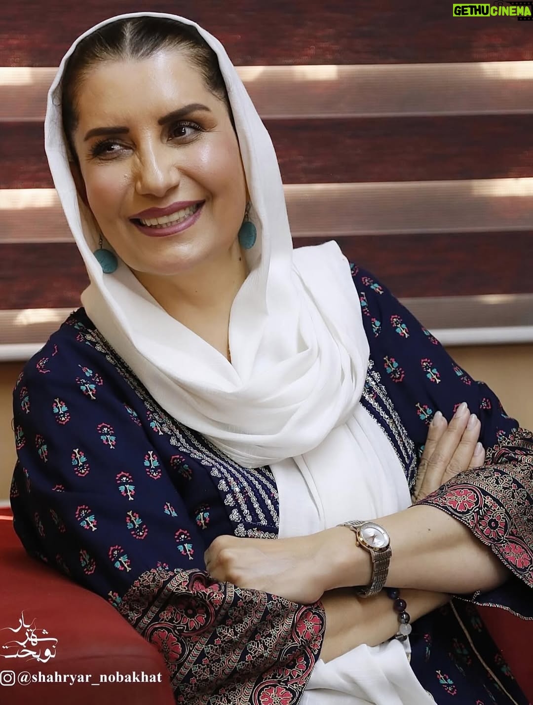 Fariba Kowsari - 38.7K Likes - ⁨	⁨	⁨	من یک زنم
وقت‌هایی که کودک میشوم ،شیطنت میکنم و میخندم

من زنم،وقت‌هایی که یک تنه،بار دشواری حیات را به دوش 
میکشم ،خسته میشوم،اما دوام می‌آورم …
دلم برای خودم تنگ شده…..
به خاطر ندارم کجای طوفان زندگی خودم رو گم کردم 
دخترک بازیگوشی که صدای خنده‌هایش گوش فلک را
کر میکرد…
کجای زندگی اینقدر بزرگ شدم که بتونم این همه تلخی 
رو با لبخند کوتاه پشت سکوتم پنهان کنم؟
دلم برای خودم تنگ شده
برای من صبورم
برای خود،خود پرشورم
و برای تمام من به یغما رفته‌ام…..⁩⁩⁩