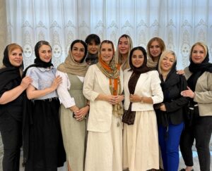 Fariba Kowsari Instagram - من شیفته زنان تلاشگرم 
زنانی که با تمام سختی‌ها روی پای خودشان ایستا‌ده‌اند
من شیفته لبخند‌های معصومانه‌ و توأم با اقتدار‌ زنانی‌ام
که بارها‌ی سنگین‌تر از طاقتشان برداشته‌اند.
زنانی که بیش از آنکه گله کنند،تلاش میکنند
شیفته زنانی‌ام که ظریف خطابشان کرده‌اند، و آنها با تمام 
قدرت ثابت کردند به ظرافت نیست ! عظیم ترین رویدادها‌ی جهان از شاهرگی ظریف و سخت میگذرد.
من شیفته زنانی‌ام که خودشان را باور داشته و عزتمندانه
زیسته و با جسارت و اقتدار و زیبایی جهان را ارتقاء داده‌اند
از سالن زیبایی لی‌لی جان رضایی و مدیریت نادیا جان نظام دوست سپاسگذارم که این زنان هنرمند و تلاشگر را دور هم جمع کرده‌اند تا زیبایی را با دستانشان خلق کنند
از همه شما ممنونم که همیشه برای من بودید 
قدر‌دان زحمات تک تک شما هستم 🌺🌺🌺