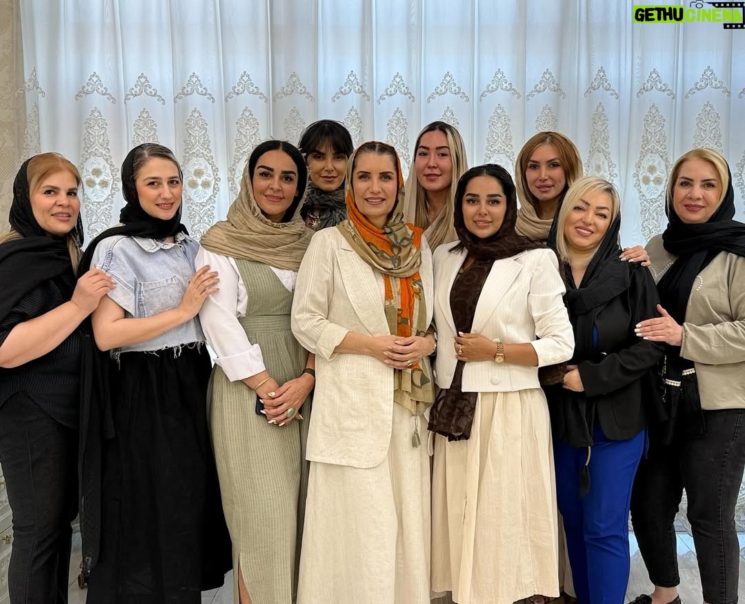 Fariba Kowsari - 21.6K Likes - من شیفته زنان تلاشگرم 
زنانی که با تمام سختی‌ها روی پای خودشان ایستا‌ده‌اند
من شیفته لبخند‌های معصومانه‌ و توأم با اقتدار‌ زنانی‌ام
که بارها‌ی سنگین‌تر از طاقتشان برداشته‌اند.
زنانی که بیش از آنکه گله کنند،تلاش میکنند
شیفته زنانی‌ام که ظریف خطابشان کرده‌اند، و آنها با تمام 
قدرت ثابت کردند به ظرافت نیست ! عظیم ترین رویدادها‌ی جهان از شاهرگی ظریف و سخت میگذرد.
من شیفته زنانی‌ام که خودشان را باور داشته و عزتمندانه
زیسته و با جسارت و اقتدار و زیبایی جهان را ارتقاء داده‌اند
از سالن زیبایی لی‌لی جان رضایی و مدیریت نادیا جان نظام دوست سپاسگذارم که این زنان هنرمند و تلاشگر را دور هم جمع کرده‌اند تا زیبایی را با دستانشان خلق کنند
از همه شما ممنونم که همیشه برای من بودید 
قدر‌دان زحمات تک تک شما هستم 🌺🌺🌺