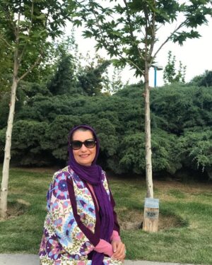 Fariba Kowsari Instagram - زنان‌ و درختان چقدر شبیه‌اند
هر دو ریشه دارند،
هر دو برگ و بار،
هر دو بهارهای، بسیاردارند‌ و زمستانهای‌ بسیار‌تر….
و در کمین هر دویشان تبرهای بسیار است
برای شکستن‌ها…..
برای بریدن‌ها……..
برای قطع امیدها…….
اما هنر زن بودن به جوانه زدنهای پی در پی است.
حتی وقتی شاخه‌هایت را شکستند
حتی وقتی، بیرحمی تبر تنت را
تنه‌ات را از ته برید،
اما تو ریشه دار باش،
نگذار که بخشگی و بپوسی
دستهایت را به آسمان بلند کن 
تو دوباره سبز خواهی شد🌱☘️🌿🌱

پ.ن : این درخت به اسم من در بوستان گفتگو چند سال پیش کاشته شد امیدوارم درختی سبز و تنومند شده باشه.