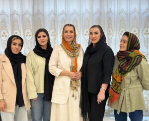 Fariba Kowsari Instagram - من شیفته زنان تلاشگرم 
زنانی که با تمام سختی‌ها روی پای خودشان ایستا‌ده‌اند
من شیفته لبخند‌های معصومانه‌ و توأم با اقتدار‌ زنانی‌ام
که بارها‌ی سنگین‌تر از طاقتشان برداشته‌اند.
زنانی که بیش از آنکه گله کنند،تلاش میکنند
شیفته زنانی‌ام که ظریف خطابشان کرده‌اند، و آنها با تمام 
قدرت ثابت کردند به ظرافت نیست ! عظیم ترین رویدادها‌ی جهان از شاهرگی ظریف و سخت میگذرد.
من شیفته زنانی‌ام که خودشان را باور داشته و عزتمندانه
زیسته و با جسارت و اقتدار و زیبایی جهان را ارتقاء داده‌اند
از سالن زیبایی لی‌لی جان رضایی و مدیریت نادیا جان نظام دوست سپاسگذارم که این زنان هنرمند و تلاشگر را دور هم جمع کرده‌اند تا زیبایی را با دستانشان خلق کنند
از همه شما ممنونم که همیشه برای من بودید 
قدر‌دان زحمات تک تک شما هستم 🌺🌺🌺