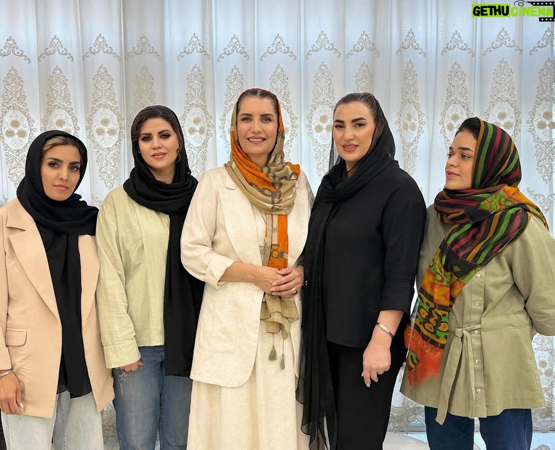 Fariba Kowsari - 21.6K Likes - من شیفته زنان تلاشگرم 
زنانی که با تمام سختی‌ها روی پای خودشان ایستا‌ده‌اند
من شیفته لبخند‌های معصومانه‌ و توأم با اقتدار‌ زنانی‌ام
که بارها‌ی سنگین‌تر از طاقتشان برداشته‌اند.
زنانی که بیش از آنکه گله کنند،تلاش میکنند
شیفته زنانی‌ام که ظریف خطابشان کرده‌اند، و آنها با تمام 
قدرت ثابت کردند به ظرافت نیست ! عظیم ترین رویدادها‌ی جهان از شاهرگی ظریف و سخت میگذرد.
من شیفته زنانی‌ام که خودشان را باور داشته و عزتمندانه
زیسته و با جسارت و اقتدار و زیبایی جهان را ارتقاء داده‌اند
از سالن زیبایی لی‌لی جان رضایی و مدیریت نادیا جان نظام دوست سپاسگذارم که این زنان هنرمند و تلاشگر را دور هم جمع کرده‌اند تا زیبایی را با دستانشان خلق کنند
از همه شما ممنونم که همیشه برای من بودید 
قدر‌دان زحمات تک تک شما هستم 🌺🌺🌺