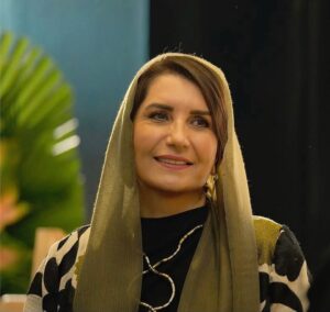 Fariba Kowsari Instagram - ⁨	من آدم بدی نیستم 
همین که سرم به کار خودم گرم است و کاری به جهان
هیچ کسی ندارم 
همین که آنقدر مشغولیت فکری دارم که ذهن و افکارم
برای حواشی و دشمنی ها کفاف نمیدهد
همین که لبخند و مهربانی را از آدمها دریغ نمیکنم
همین که تلاش میکنم به قدر دامنه‌ی تاثیرخودم.سازنده
و کار آمد و مفید باشم .
همین که در عمق بی رحمی روزگار،هنوز هم کودکانه
میخندم ،کودکانه میبخشم و کودکانه ذوق میکنم
نه که آدم خوبی باشم 
من آدم بدی نیستم

#از یاد رفته#سریال #فیلیمو⁩
