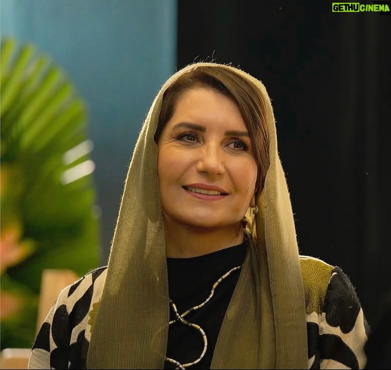 Fariba Kowsari - 32.3K Likes - ⁨	من آدم بدی نیستم 
همین که سرم به کار خودم گرم است و کاری به جهان
هیچ کسی ندارم 
همین که آنقدر مشغولیت فکری دارم که ذهن و افکارم
برای حواشی و دشمنی ها کفاف نمیدهد
همین که لبخند و مهربانی را از آدمها دریغ نمیکنم
همین که تلاش میکنم به قدر دامنه‌ی تاثیرخودم.سازنده
و کار آمد و مفید باشم .
همین که در عمق بی رحمی روزگار،هنوز هم کودکانه
میخندم ،کودکانه میبخشم و کودکانه ذوق میکنم
نه که آدم خوبی باشم 
من آدم بدی نیستم

#از یاد رفته#سریال #فیلیمو⁩