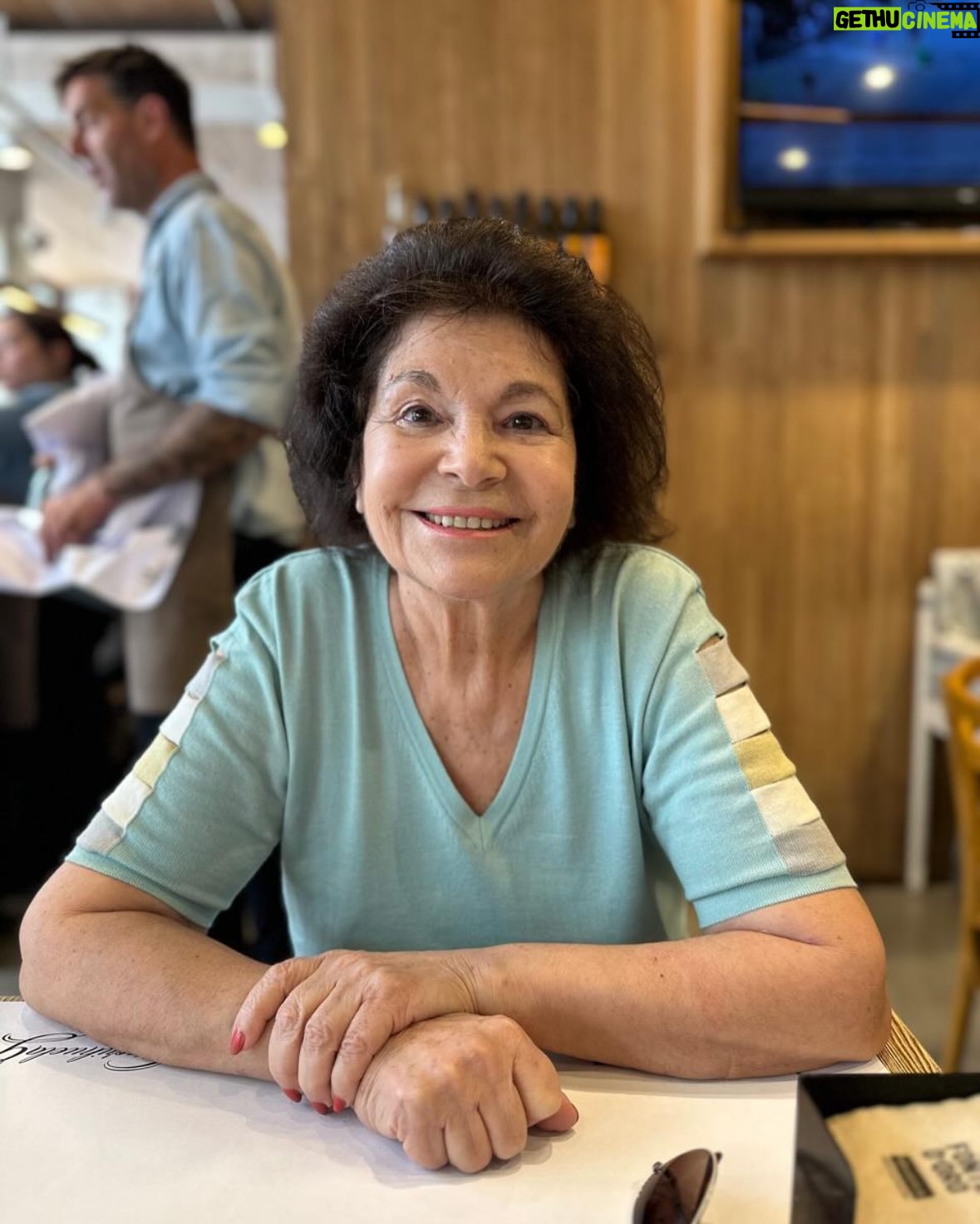 Fernanda Metilli - 52.9K Likes - “La Mary” . Se fue de este plano el Viernes 11 de Abril de 2025. El dolor y el amor son iguales de egoístas. Solo puedo escribir que estaba ilusionada con que te quedaras un poco más ♥️ Con el tiempo comprenderé que te quedaste un año más para darnos tiempo , para despedirte y sentir el amor que siempre te tuvo todo el mundo . ♥️ Serás siempre la Luz de mi vida mamita querida ♥️ 
.
Fede y yo sabemos que nos cuidas x siempre , a nosotros, a tus nietos a tu compañero de vida Osvaldo 
.
Gracias Ma x cuidar a papi durante 16 años sin parar. Dejando todo para él 
.
Gracias x darnos  la vida ♥️ y no te olvides … xq yo no me olvido : “SÉ FELIZ Y CAMINÁ DERECHA “ 
.