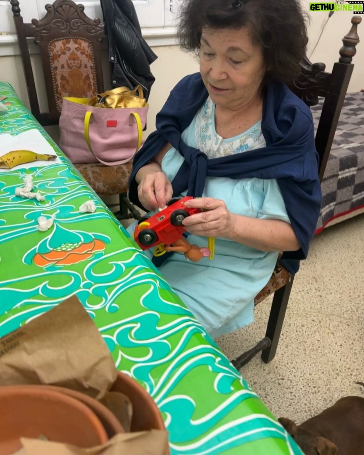 Fernanda Metilli - 52.9K Likes - “La Mary” . Se fue de este plano el Viernes 11 de Abril de 2025. El dolor y el amor son iguales de egoístas. Solo puedo escribir que estaba ilusionada con que te quedaras un poco más ♥️ Con el tiempo comprenderé que te quedaste un año más para darnos tiempo , para despedirte y sentir el amor que siempre te tuvo todo el mundo . ♥️ Serás siempre la Luz de mi vida mamita querida ♥️ 
.
Fede y yo sabemos que nos cuidas x siempre , a nosotros, a tus nietos a tu compañero de vida Osvaldo 
.
Gracias Ma x cuidar a papi durante 16 años sin parar. Dejando todo para él 
.
Gracias x darnos  la vida ♥️ y no te olvides … xq yo no me olvido : “SÉ FELIZ Y CAMINÁ DERECHA “ 
.