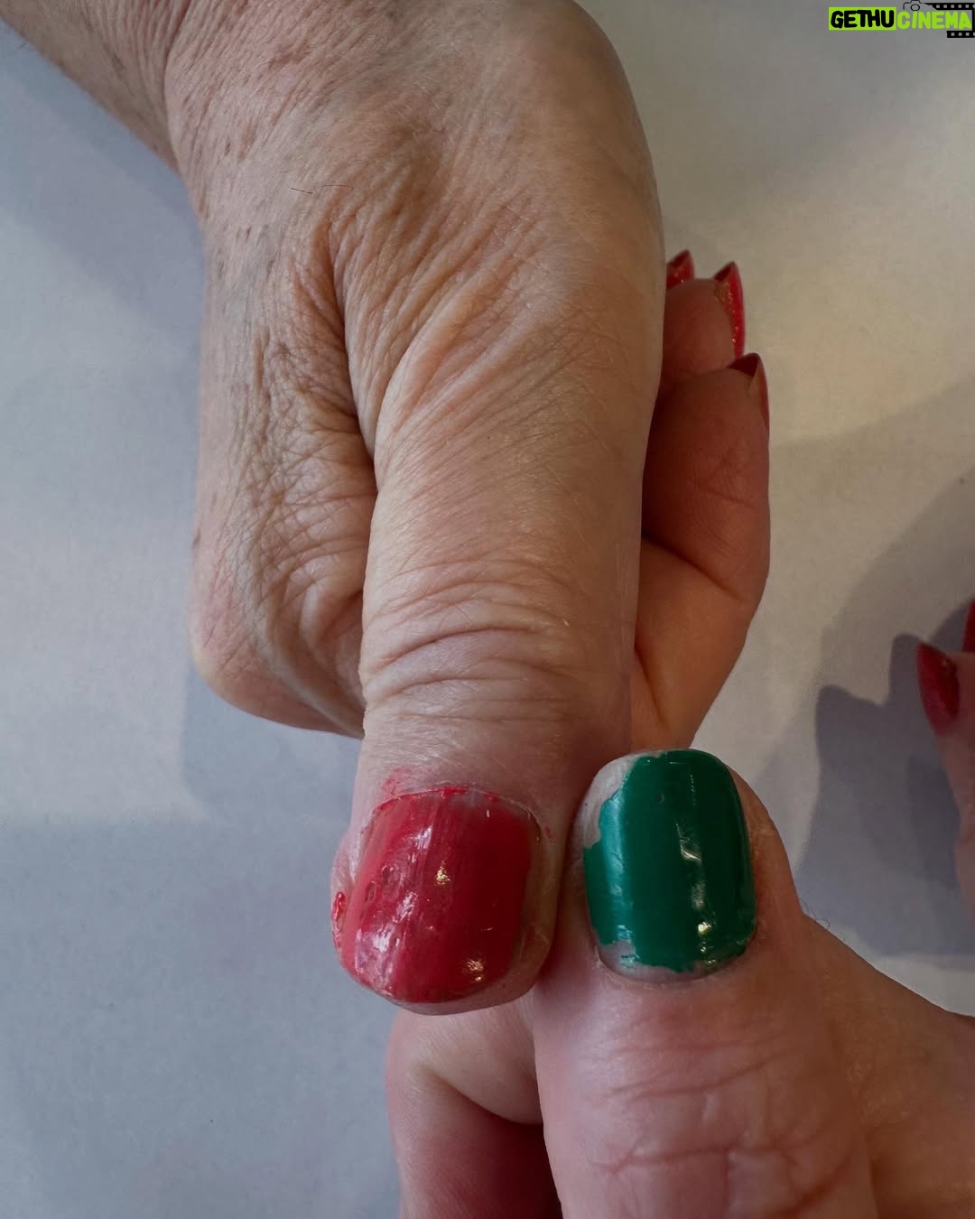 Fernanda Metilli - 52.9K Likes - “La Mary” . Se fue de este plano el Viernes 11 de Abril de 2025. El dolor y el amor son iguales de egoístas. Solo puedo escribir que estaba ilusionada con que te quedaras un poco más ♥️ Con el tiempo comprenderé que te quedaste un año más para darnos tiempo , para despedirte y sentir el amor que siempre te tuvo todo el mundo . ♥️ Serás siempre la Luz de mi vida mamita querida ♥️ 
.
Fede y yo sabemos que nos cuidas x siempre , a nosotros, a tus nietos a tu compañero de vida Osvaldo 
.
Gracias Ma x cuidar a papi durante 16 años sin parar. Dejando todo para él 
.
Gracias x darnos  la vida ♥️ y no te olvides … xq yo no me olvido : “SÉ FELIZ Y CAMINÁ DERECHA “ 
.