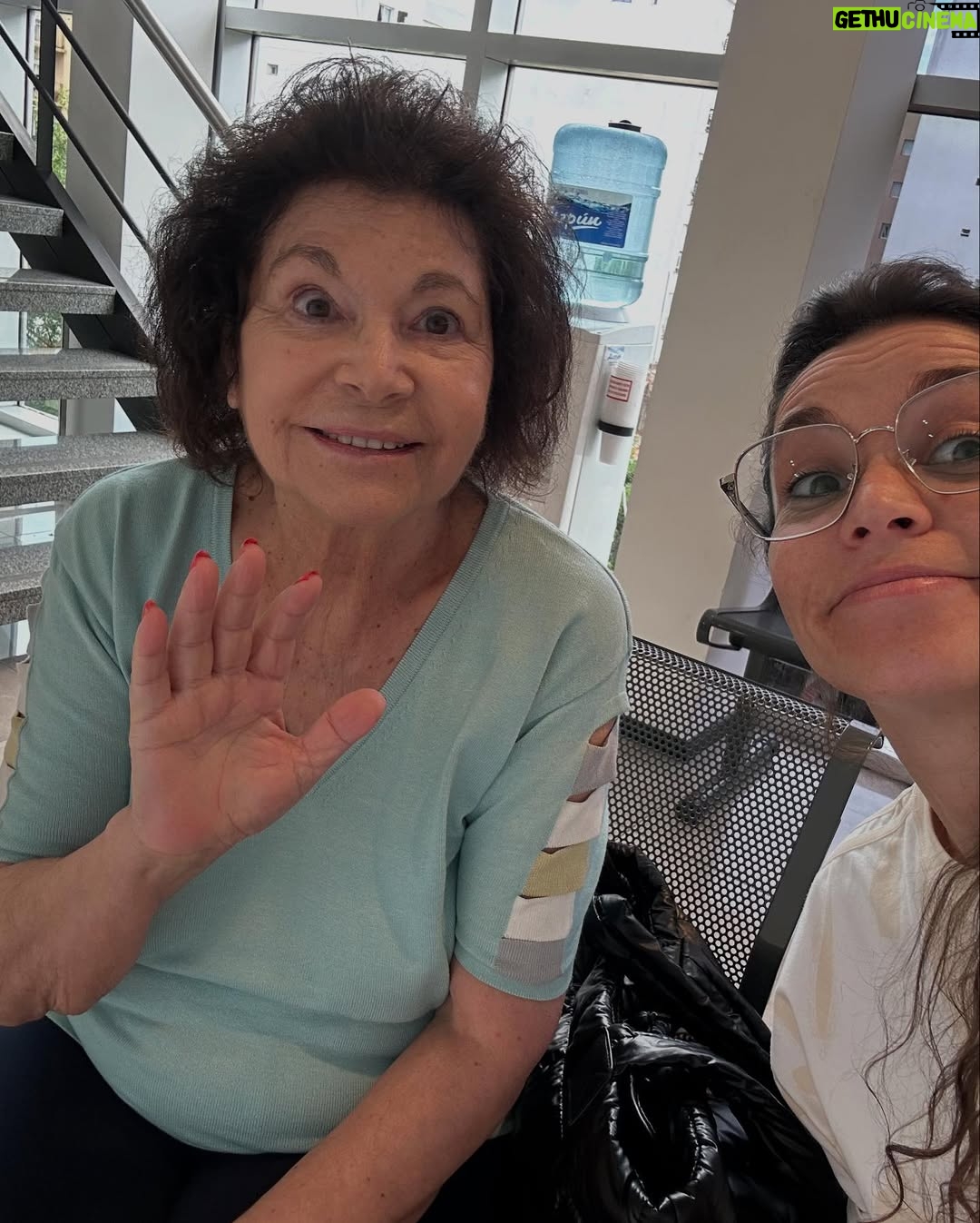Fernanda Metilli - 52.9K Likes - “La Mary” . Se fue de este plano el Viernes 11 de Abril de 2025. El dolor y el amor son iguales de egoístas. Solo puedo escribir que estaba ilusionada con que te quedaras un poco más ♥️ Con el tiempo comprenderé que te quedaste un año más para darnos tiempo , para despedirte y sentir el amor que siempre te tuvo todo el mundo . ♥️ Serás siempre la Luz de mi vida mamita querida ♥️ 
.
Fede y yo sabemos que nos cuidas x siempre , a nosotros, a tus nietos a tu compañero de vida Osvaldo 
.
Gracias Ma x cuidar a papi durante 16 años sin parar. Dejando todo para él 
.
Gracias x darnos  la vida ♥️ y no te olvides … xq yo no me olvido : “SÉ FELIZ Y CAMINÁ DERECHA “ 
.