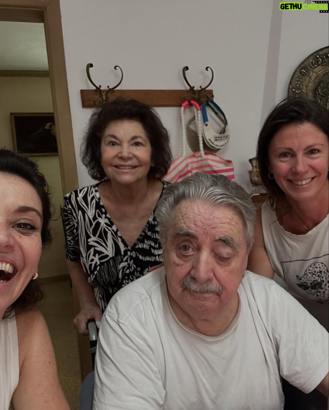 Fernanda Metilli - 52.9K Likes - “La Mary” . Se fue de este plano el Viernes 11 de Abril de 2025. El dolor y el amor son iguales de egoístas. Solo puedo escribir que estaba ilusionada con que te quedaras un poco más ♥️ Con el tiempo comprenderé que te quedaste un año más para darnos tiempo , para despedirte y sentir el amor que siempre te tuvo todo el mundo . ♥️ Serás siempre la Luz de mi vida mamita querida ♥️ 
.
Fede y yo sabemos que nos cuidas x siempre , a nosotros, a tus nietos a tu compañero de vida Osvaldo 
.
Gracias Ma x cuidar a papi durante 16 años sin parar. Dejando todo para él 
.
Gracias x darnos  la vida ♥️ y no te olvides … xq yo no me olvido : “SÉ FELIZ Y CAMINÁ DERECHA “ 
.