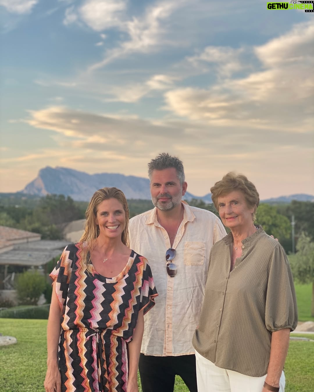 Filippa Lagerbäck - 138K Likes - Mamma ❤️
“e la mamma che fa” continua nella forma della tua essenza pura d’amore, empatia e generosità. Nell’essere leale e rispettosa, allegra e sorridente, nel volere il bene di tutti, nei tuoi insegnamenti e modi di fare, con energia positiva e impegno, indipendenza e delicatezza. 
Sei sempre con noi. 
Grazie Mamma, solo cose belle.❤️

Grazie dell’abbraccio d’affetto enorme che ci avete mandato in questi giorni, la mamma sarebbe stata sorpresa e grata. 🌷🌷🌷