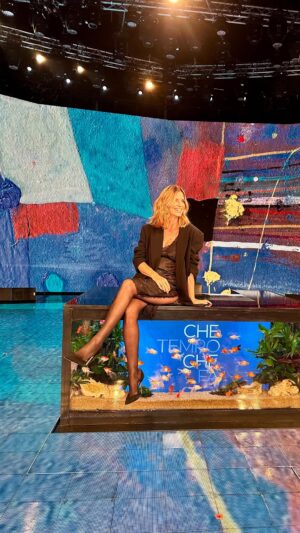 Filippa Lagerbäck Instagram - Oh what a day…🤭 Sono già pronta, ci siete? ⏰
@chetempochefa #ctcf
.
@michaelkors @aquazzura 
@robertabeolchini @toledo_mariapaola