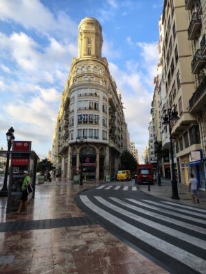 Flora Martínez Instagram - Qué bonito regresar a Valencia a participar de una película española de la maravillosa @ruthcaudelimarti con un equipo fantástico y una historia que tocará fibras profundas. Gracias @dacsaproduccions a la co producción colombiana @guarin.oscar
❤️ @pilarfernandez_manager