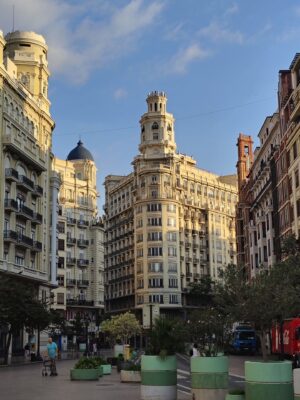 Flora Martínez Instagram - Qué bonito regresar a Valencia a participar de una película española de la maravillosa @ruthcaudelimarti con un equipo fantástico y una historia que tocará fibras profundas. Gracias @dacsaproduccions a la co producción colombiana @guarin.oscar
❤️ @pilarfernandez_manager