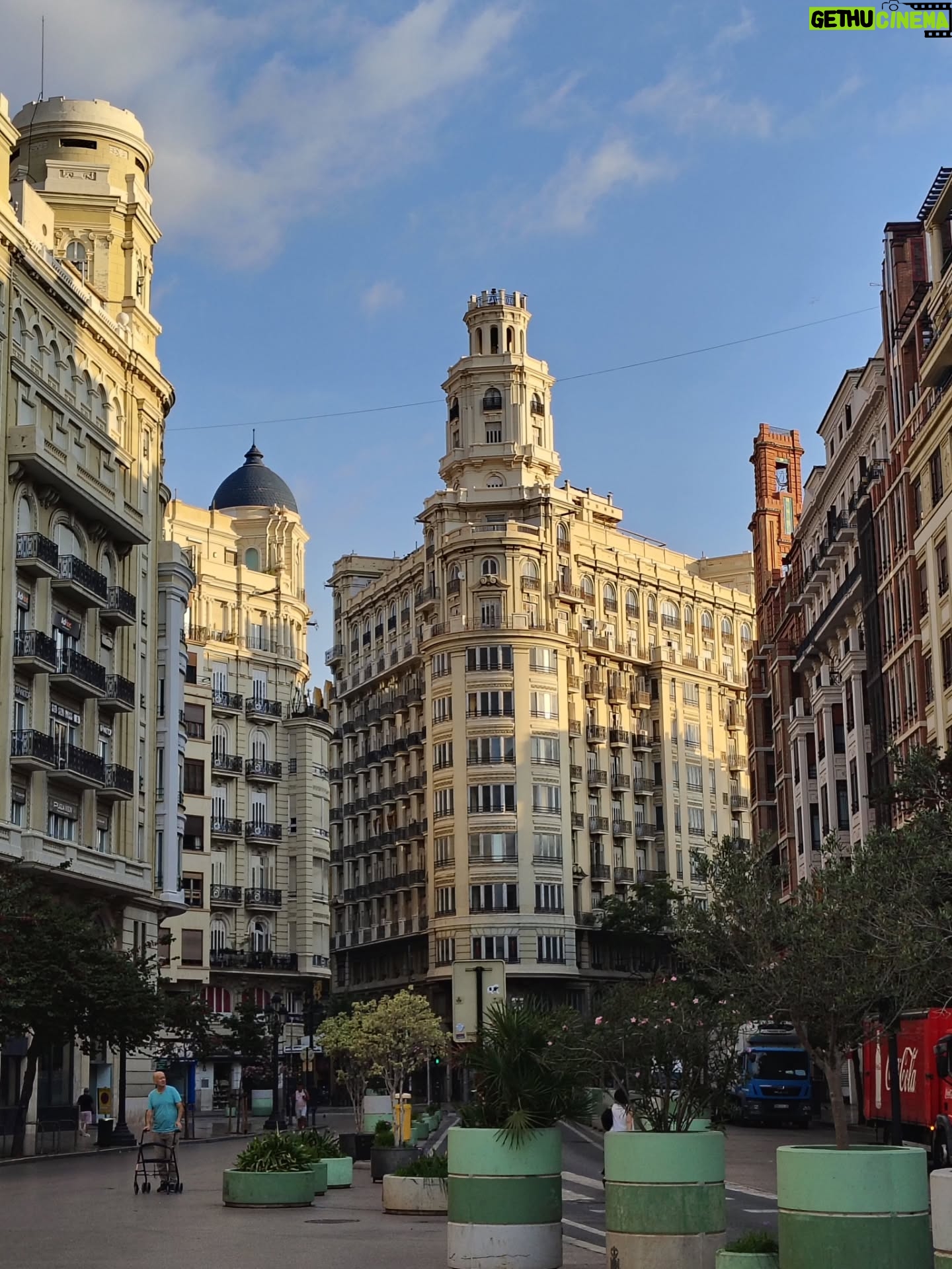 Flora Martínez - 12.3K Likes - Qué bonito regresar a Valencia a participar de una película española de la maravillosa @ruthcaudelimarti con un equipo fantástico y una historia que tocará fibras profundas. Gracias @dacsaproduccions a la co producción colombiana @guarin.oscar
❤️ @pilarfernandez_manager
