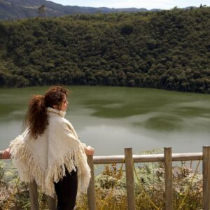 Flora Martínez Instagram - Los muiscas arrojaban oro y piedras preciosas a las aguas para dar las gracias o pedir la gracia de los dioses.
FELIZ DOMINGO
#colombia #guatavita #cundinamarca
.
.
Fotos: @ferriveraruiz
