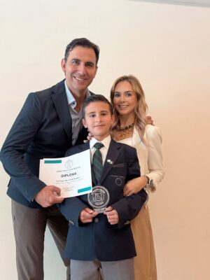 Florencia de Saracho Instagram - Hoy ganaste un concurso mi Tati, pero cada día ganas el corazón de tu mamá por tu esfuerzo y gran corazón.
Felicidades por ese primer lugar, pero recuerda que siempre eres el primer lugar en mi corazón.  Te ama mucho Mamá.
Si hubiéramos grabado el detrás de cámara de nuestros ensayos me meten a un manicomio jaja.
