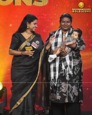 Gabriella Sellus Instagram - “அவள் பூமிக்கு வந்த நூறாவது நாளில் எனது கையில் விருதும்,மனதில் அவளும் அருகில் எனது தெய்வமும்”
Thank you @behindwoodsofficial
Love u @surrlee