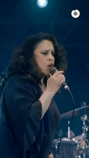 Gal Costa Instagram - 🇧🇷👄 Gal Costa em sua potência máxima: ao vivo, vibrante e cantando a icônica “Brasil”, de Cazuza, George Israel e Nilo Romero, no show “As Várias Pontas de Uma Estrela - Ao Vivo no Coala Festival”.
Gravado no @coalafestival, em 2022, o show celebra 56 anos de carreira e reafirma o brilho inesgotável de uma das maiores vozes da música brasileira.
E hoje, enquanto o país inteiro se prepara para o último capítulo da novela Vale Tudo, com a icônica voz de Gal na música da abertura, fica impossível não lembrar o quanto essa interpretação se tornou parte da nossa história.
🎧 Assista ao vídeo completo de “Brasil” no canal da @biscoitofino no YouTube e aproveite para ouvir o álbum “As Várias Pontas de Uma Estrela - Ao Vivo no Coala”, já disponível em todas as plataformas de áudio.
#GalCosta #AsVáriasPontasDeUmaEstrela #CoalaFestival#BiscoitoFino #EquipeGal