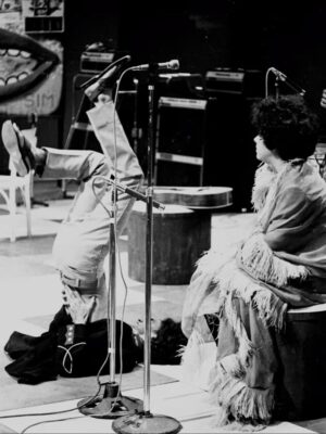 Gal Costa Instagram - Há 57 anos, no dia 28 de outubro de 1968, estreava o programa “Divino, Maravilhoso” na TV Tupi, um dos marcos do Tropicalismo. 

”Divino Maravilhoso” foi um programa semanal, dirigido por Fernando Faro e Antonio Abujamra, e o novelista Cassiano Gabus Mendes no corte de imagens. Apresentado por @caetanoveloso, @galcosta e @gilbertogil, o programa foi ao ar de outubro a dezembro de 1968. Um programa totalmente anárquico, com cenas antológicas de Caetano Veloso preso em uma jaula comendo bananas ou plantando bananeira e ainda com uma Gal Costa sensual e meio rock n’roll. “Divino Maravilhoso” apresentou nomes de cantores debutantes no cenário brasileiro. 

Em 13 de dezembro, o governo militar decretou o Ato Institucional 5 (AI-5), que dava direito a dissolver o Congresso, prender sem hábeas corpus, cassar mandatos e impor a censura, entre outras tragédias. Com o AI-5 a ditadura endureceu ainda mais. Na antevéspera do Natal “Divino Maravilhoso” foi ao ar pela última vez, mostrando um provocante Caetano Veloso a cantar “Noite Feliz” com uma arma apontada na cabeça. A apresentação irritou aos militares e à família conservadora que sustentava o regime militar, após tirar o programa do ar, a polícia repressiva do governo prendeu, no dia 27 de dezembro, Caetano e Gil. Os cantores só seriam libertados na quarta-feira de Cinzas de 1969, quando são escoltados pela polícia até Salvador, de onde partem para o exílio em Londres. Termina o programa e o próprio Tropicalismo. Para não comprometer os apresentadores, as fitas do programa são totalmente destruídas por seus diretores, ficando apenas registrado na memória de quem o assistiu na época, e muitas fotos. “Divino Maravilhoso” era uma resposta aos bem comportados programas da TV Excelsior: “O Fino da Bossa”, comandado por Elis Regina e Jair Rodrigues, que foi ao ar de 1965 a 1967, e “Jovem Guarda”, comandado por Roberto, Erasmo e Wanderléa, de 1965 a 1969. Com “Divino Maravilhoso” o Brasil assistiu à ascensão e à queda do mais forte movimento musical desde a Bossa Nova, o Tropicalismo.

Fonte: Filmow
Fotos: Acervo Estadão, O Globo, Paulo Salomão, Editora Abril

#GalCosta #EquipeGal #Tropicalia #DivinoMaravilhoso