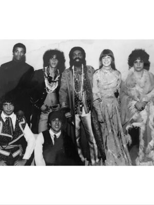 Gal Costa Instagram - Há 57 anos, no dia 28 de outubro de 1968, estreava o programa “Divino, Maravilhoso” na TV Tupi, um dos marcos do Tropicalismo. 

”Divino Maravilhoso” foi um programa semanal, dirigido por Fernando Faro e Antonio Abujamra, e o novelista Cassiano Gabus Mendes no corte de imagens. Apresentado por @caetanoveloso, @galcosta e @gilbertogil, o programa foi ao ar de outubro a dezembro de 1968. Um programa totalmente anárquico, com cenas antológicas de Caetano Veloso preso em uma jaula comendo bananas ou plantando bananeira e ainda com uma Gal Costa sensual e meio rock n’roll. “Divino Maravilhoso” apresentou nomes de cantores debutantes no cenário brasileiro. 

Em 13 de dezembro, o governo militar decretou o Ato Institucional 5 (AI-5), que dava direito a dissolver o Congresso, prender sem hábeas corpus, cassar mandatos e impor a censura, entre outras tragédias. Com o AI-5 a ditadura endureceu ainda mais. Na antevéspera do Natal “Divino Maravilhoso” foi ao ar pela última vez, mostrando um provocante Caetano Veloso a cantar “Noite Feliz” com uma arma apontada na cabeça. A apresentação irritou aos militares e à família conservadora que sustentava o regime militar, após tirar o programa do ar, a polícia repressiva do governo prendeu, no dia 27 de dezembro, Caetano e Gil. Os cantores só seriam libertados na quarta-feira de Cinzas de 1969, quando são escoltados pela polícia até Salvador, de onde partem para o exílio em Londres. Termina o programa e o próprio Tropicalismo. Para não comprometer os apresentadores, as fitas do programa são totalmente destruídas por seus diretores, ficando apenas registrado na memória de quem o assistiu na época, e muitas fotos. “Divino Maravilhoso” era uma resposta aos bem comportados programas da TV Excelsior: “O Fino da Bossa”, comandado por Elis Regina e Jair Rodrigues, que foi ao ar de 1965 a 1967, e “Jovem Guarda”, comandado por Roberto, Erasmo e Wanderléa, de 1965 a 1969. Com “Divino Maravilhoso” o Brasil assistiu à ascensão e à queda do mais forte movimento musical desde a Bossa Nova, o Tropicalismo.

Fonte: Filmow
Fotos: Acervo Estadão, O Globo, Paulo Salomão, Editora Abril

#GalCosta #EquipeGal #Tropicalia #DivinoMaravilhoso