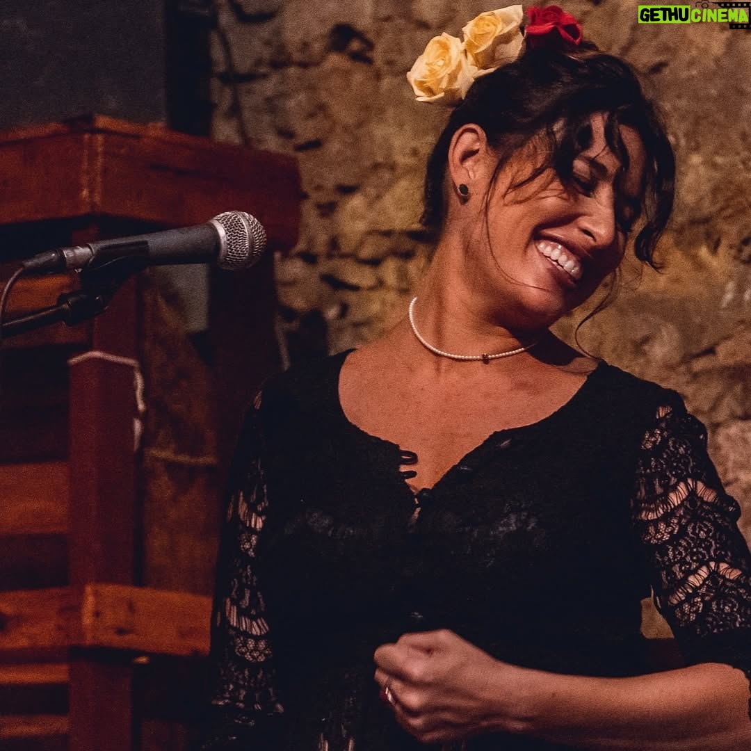 Giselle Itié - 5.6K Likes - Gerar é um ato político.
É solitário.
E é profundamente amoroso.

Se a vida pede coragem,
a gestação pede parceria.
Cuidar é amar.
