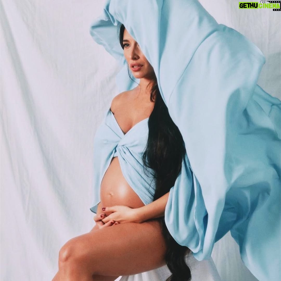 Giselle Itié - 5.6K Likes - Gerar é um ato político.
É solitário.
E é profundamente amoroso.

Se a vida pede coragem,
a gestação pede parceria.
Cuidar é amar.