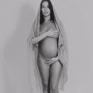 Giselle Itié Instagram - Gerar é um ato político.
É solitário.
E é profundamente amoroso.

Se a vida pede coragem,
a gestação pede parceria.
Cuidar é amar.