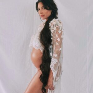 Giselle Itié Instagram - Gerar é um ato político.
É solitário.
E é profundamente amoroso.

Se a vida pede coragem,
a gestação pede parceria.
Cuidar é amar.