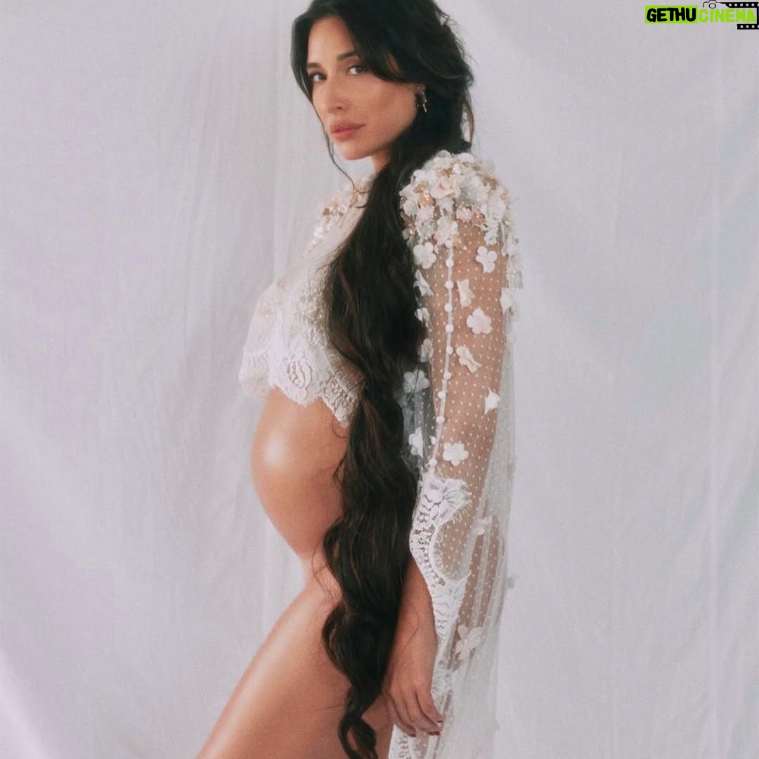 Giselle Itié - 5.6K Likes - Gerar é um ato político.
É solitário.
E é profundamente amoroso.

Se a vida pede coragem,
a gestação pede parceria.
Cuidar é amar.