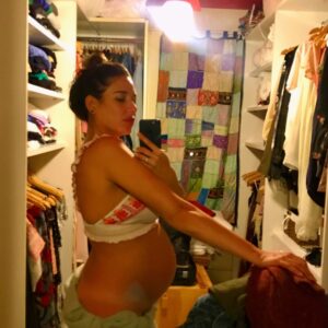 Giselle Itié Instagram - Gerar é um ato político.
É solitário.
E é profundamente amoroso.

Se a vida pede coragem,
a gestação pede parceria.
Cuidar é amar.