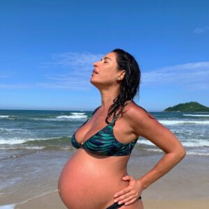 Giselle Itié Instagram - Gerar é um ato político.
É solitário.
E é profundamente amoroso.

Se a vida pede coragem,
a gestação pede parceria.
Cuidar é amar.