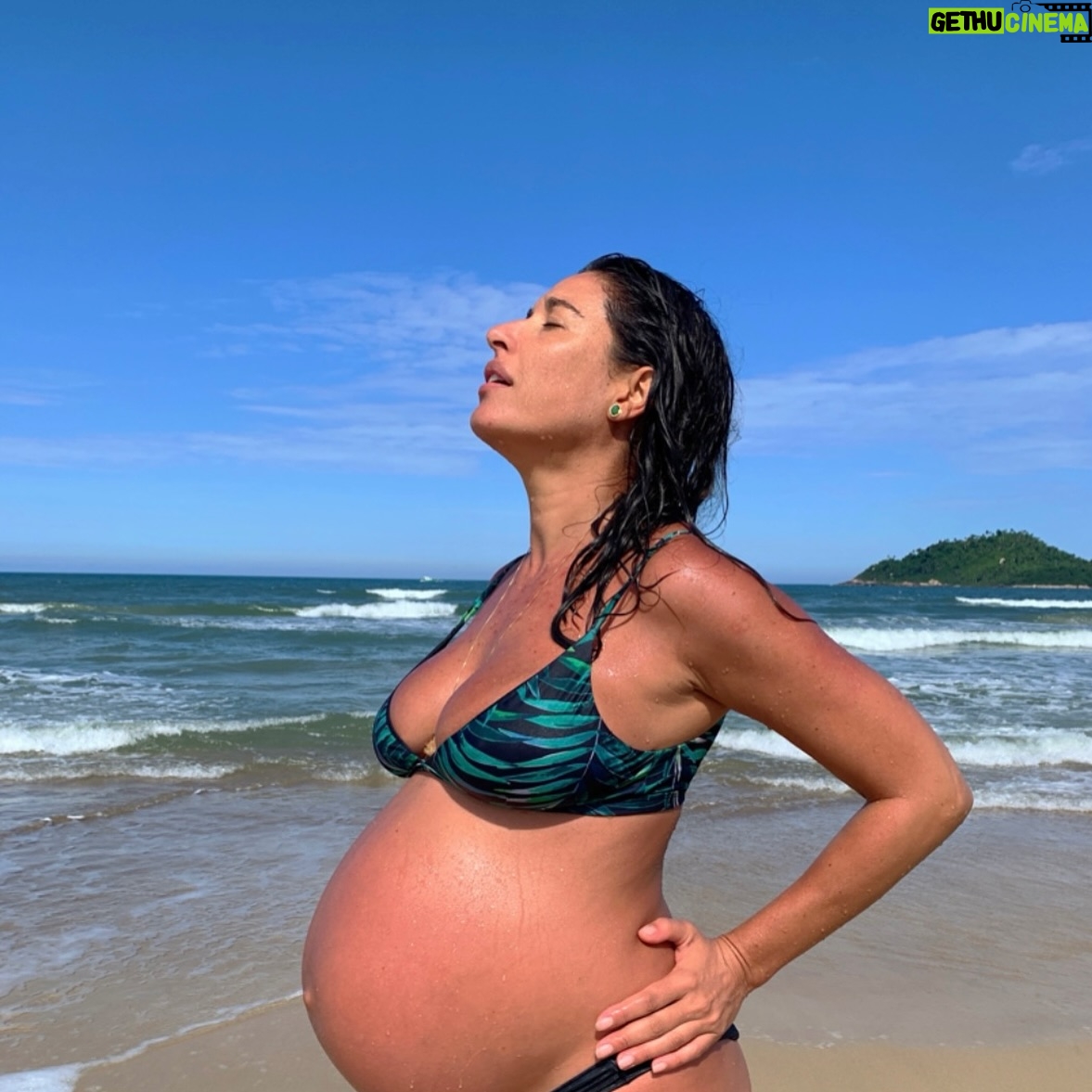 Giselle Itié - 5.6K Likes - Gerar é um ato político.
É solitário.
E é profundamente amoroso.

Se a vida pede coragem,
a gestação pede parceria.
Cuidar é amar.