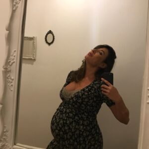 Giselle Itié Instagram - Gerar é um ato político.
É solitário.
E é profundamente amoroso.

Se a vida pede coragem,
a gestação pede parceria.
Cuidar é amar.