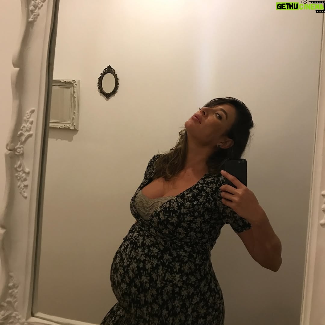 Giselle Itié - 5.6K Likes - Gerar é um ato político.
É solitário.
E é profundamente amoroso.

Se a vida pede coragem,
a gestação pede parceria.
Cuidar é amar.