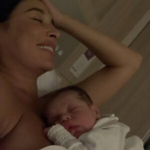 Giselle Itié Instagram - Gerar é um ato político.
É solitário.
E é profundamente amoroso.

Se a vida pede coragem,
a gestação pede parceria.
Cuidar é amar.