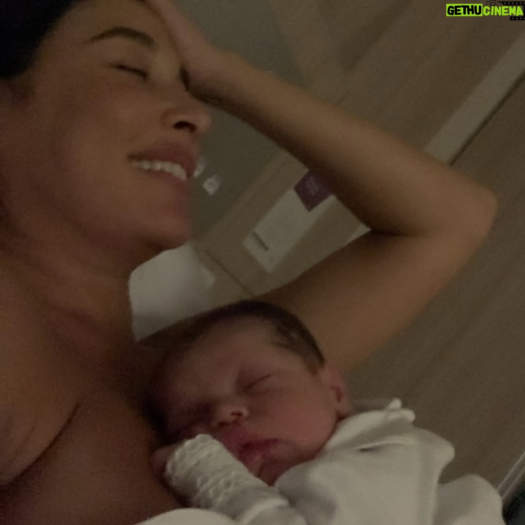 Giselle Itié - 5.6K Likes - Gerar é um ato político.
É solitário.
E é profundamente amoroso.

Se a vida pede coragem,
a gestação pede parceria.
Cuidar é amar.