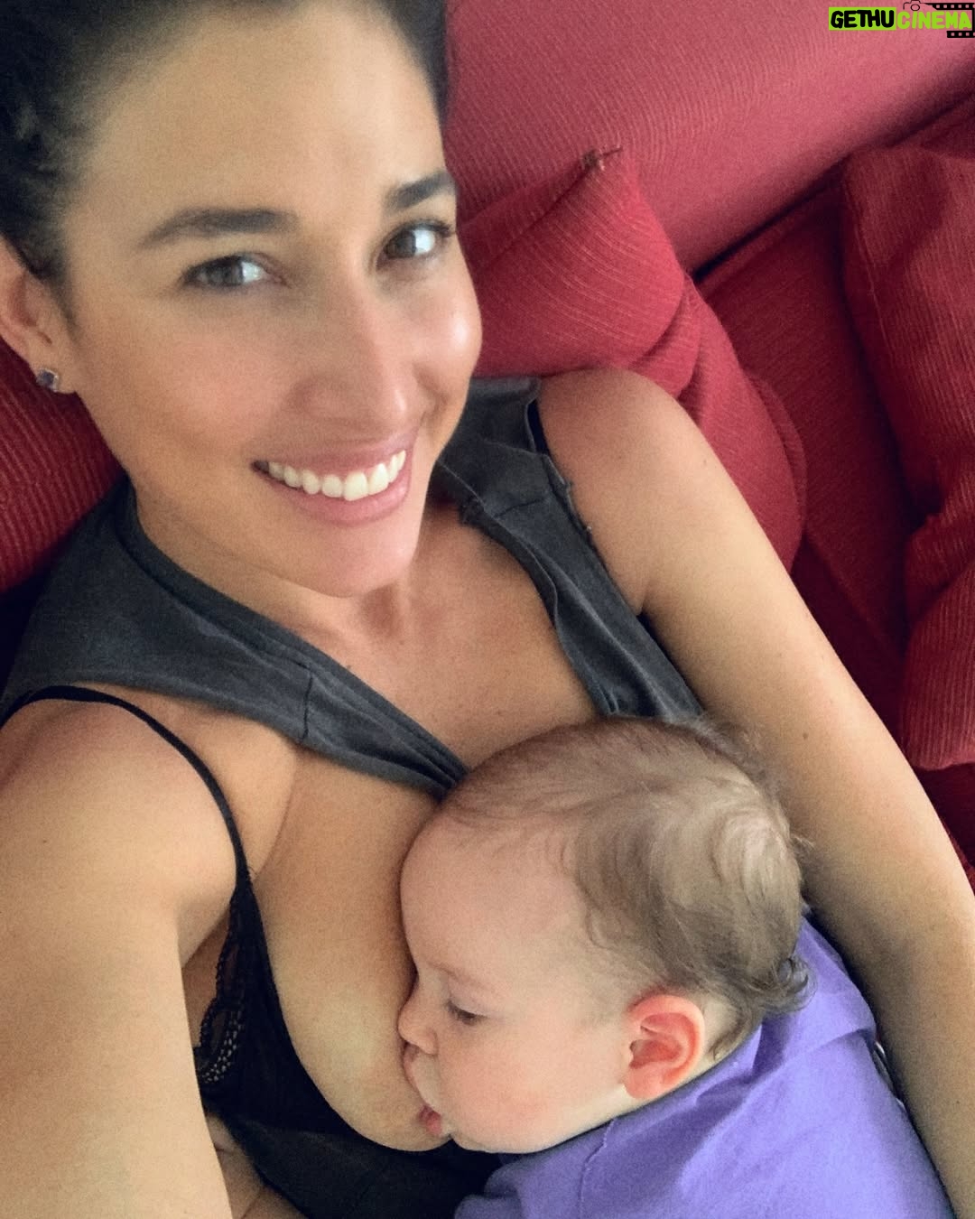 Giselle Itié - 21.2K Likes - Hoje é o Dia Mundial da Amamentação.
E eu não poderia deixar de dizer o quanto esse capítulo foi sagrado na minha vida.

Amamentei meu filho por quatro anos.
Quatro anos de vínculo, entrega, conexão profunda.
Quatro anos de um amor que se construiu também pelo corpo, pelo olhar, pelo silêncio.

A amamentação me atravessou — como mãe, como mulher, como ser humano.
Não foi sempre fácil. Houve cansaço, dor, noites longas.
Mas o que ficou foi o que nutriu: não só ele, mas a mim também.

Amamentar é muito mais do que alimentar.
É presença. É escuta. É confiança.
É o tempo do colo vencendo a pressa do mundo.

Por isso, hoje, eu celebro.
Celebro a mim, celebro a todas as mães que puderam, tentaram ou desejaram amamentar.
E desejo que mais mulheres possam ter apoio para viver esse gesto — se assim quiserem — de forma plena, respeitada e acolhida.

Porque amamentar é potente.
E pode ser uma das experiências mais lindas da vida.

🤱✨
#DiaMundialDaAmamentação #SMAM2025 #AmamentarÉAmor #MaternidadeReal #QuatroAnosDeLeiteEAcolhimento