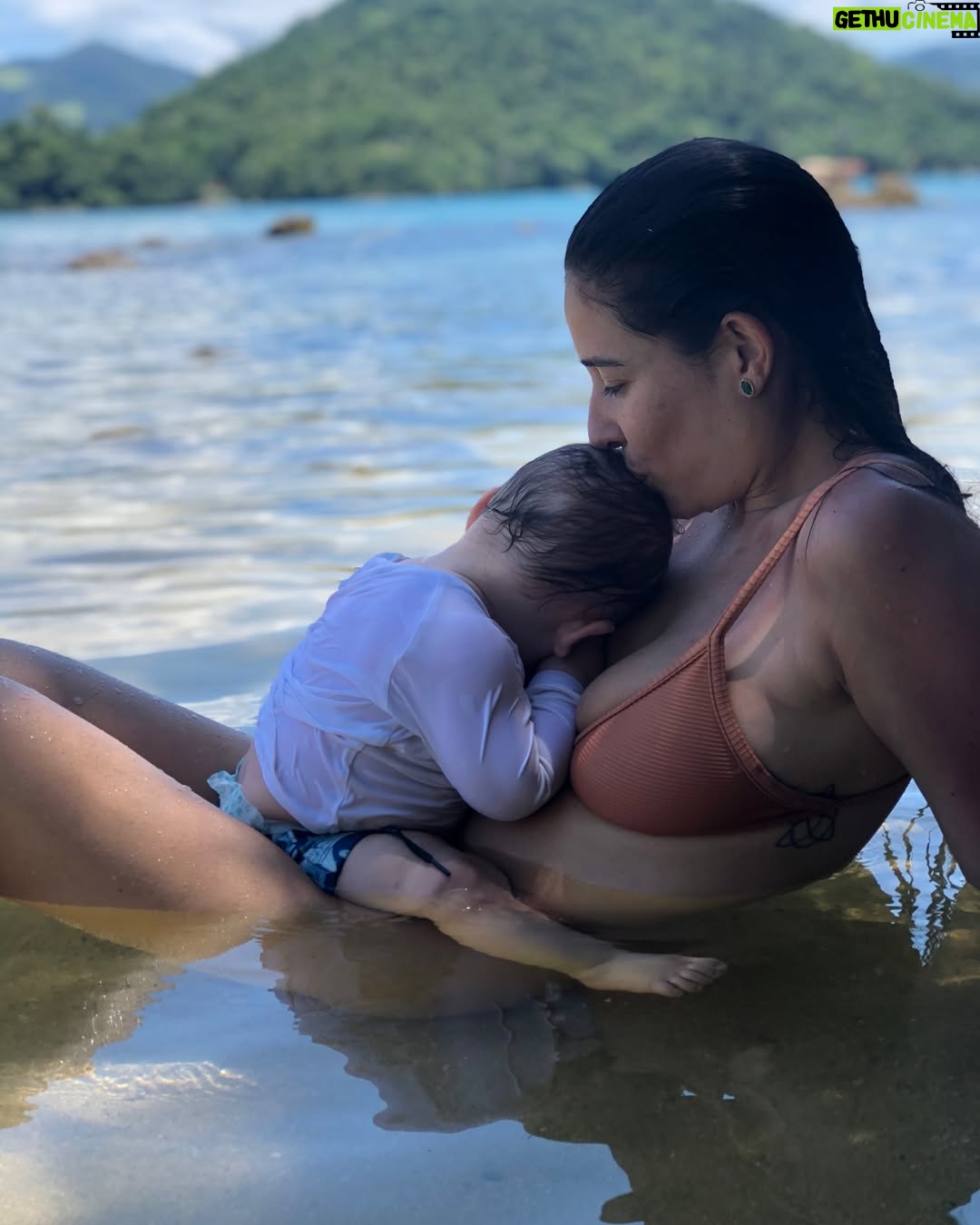 Giselle Itié - 21.2K Likes - Hoje é o Dia Mundial da Amamentação.
E eu não poderia deixar de dizer o quanto esse capítulo foi sagrado na minha vida.

Amamentei meu filho por quatro anos.
Quatro anos de vínculo, entrega, conexão profunda.
Quatro anos de um amor que se construiu também pelo corpo, pelo olhar, pelo silêncio.

A amamentação me atravessou — como mãe, como mulher, como ser humano.
Não foi sempre fácil. Houve cansaço, dor, noites longas.
Mas o que ficou foi o que nutriu: não só ele, mas a mim também.

Amamentar é muito mais do que alimentar.
É presença. É escuta. É confiança.
É o tempo do colo vencendo a pressa do mundo.

Por isso, hoje, eu celebro.
Celebro a mim, celebro a todas as mães que puderam, tentaram ou desejaram amamentar.
E desejo que mais mulheres possam ter apoio para viver esse gesto — se assim quiserem — de forma plena, respeitada e acolhida.

Porque amamentar é potente.
E pode ser uma das experiências mais lindas da vida.

🤱✨
#DiaMundialDaAmamentação #SMAM2025 #AmamentarÉAmor #MaternidadeReal #QuatroAnosDeLeiteEAcolhimento
