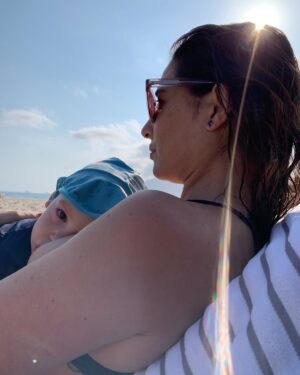 Giselle Itié Instagram - Hoje é o Dia Mundial da Amamentação.
E eu não poderia deixar de dizer o quanto esse capítulo foi sagrado na minha vida.

Amamentei meu filho por quatro anos.
Quatro anos de vínculo, entrega, conexão profunda.
Quatro anos de um amor que se construiu também pelo corpo, pelo olhar, pelo silêncio.

A amamentação me atravessou — como mãe, como mulher, como ser humano.
Não foi sempre fácil. Houve cansaço, dor, noites longas.
Mas o que ficou foi o que nutriu: não só ele, mas a mim também.

Amamentar é muito mais do que alimentar.
É presença. É escuta. É confiança.
É o tempo do colo vencendo a pressa do mundo.

Por isso, hoje, eu celebro.
Celebro a mim, celebro a todas as mães que puderam, tentaram ou desejaram amamentar.
E desejo que mais mulheres possam ter apoio para viver esse gesto — se assim quiserem — de forma plena, respeitada e acolhida.

Porque amamentar é potente.
E pode ser uma das experiências mais lindas da vida.

🤱✨
#DiaMundialDaAmamentação #SMAM2025 #AmamentarÉAmor #MaternidadeReal #QuatroAnosDeLeiteEAcolhimento