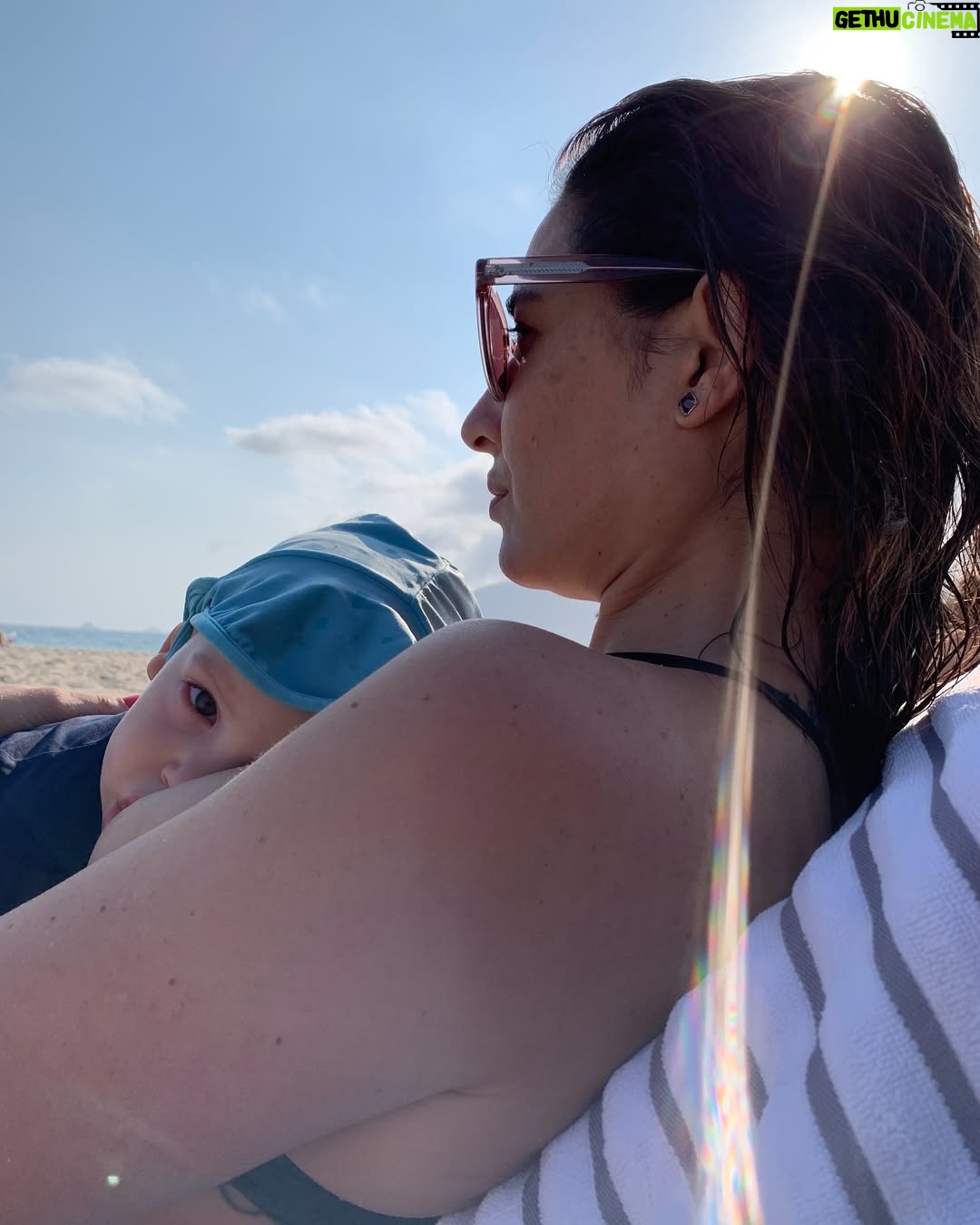 Giselle Itié - 21.2K Likes - Hoje é o Dia Mundial da Amamentação.
E eu não poderia deixar de dizer o quanto esse capítulo foi sagrado na minha vida.

Amamentei meu filho por quatro anos.
Quatro anos de vínculo, entrega, conexão profunda.
Quatro anos de um amor que se construiu também pelo corpo, pelo olhar, pelo silêncio.

A amamentação me atravessou — como mãe, como mulher, como ser humano.
Não foi sempre fácil. Houve cansaço, dor, noites longas.
Mas o que ficou foi o que nutriu: não só ele, mas a mim também.

Amamentar é muito mais do que alimentar.
É presença. É escuta. É confiança.
É o tempo do colo vencendo a pressa do mundo.

Por isso, hoje, eu celebro.
Celebro a mim, celebro a todas as mães que puderam, tentaram ou desejaram amamentar.
E desejo que mais mulheres possam ter apoio para viver esse gesto — se assim quiserem — de forma plena, respeitada e acolhida.

Porque amamentar é potente.
E pode ser uma das experiências mais lindas da vida.

🤱✨
#DiaMundialDaAmamentação #SMAM2025 #AmamentarÉAmor #MaternidadeReal #QuatroAnosDeLeiteEAcolhimento