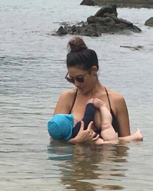 Giselle Itié Instagram - Hoje é o Dia Mundial da Amamentação.
E eu não poderia deixar de dizer o quanto esse capítulo foi sagrado na minha vida.

Amamentei meu filho por quatro anos.
Quatro anos de vínculo, entrega, conexão profunda.
Quatro anos de um amor que se construiu também pelo corpo, pelo olhar, pelo silêncio.

A amamentação me atravessou — como mãe, como mulher, como ser humano.
Não foi sempre fácil. Houve cansaço, dor, noites longas.
Mas o que ficou foi o que nutriu: não só ele, mas a mim também.

Amamentar é muito mais do que alimentar.
É presença. É escuta. É confiança.
É o tempo do colo vencendo a pressa do mundo.

Por isso, hoje, eu celebro.
Celebro a mim, celebro a todas as mães que puderam, tentaram ou desejaram amamentar.
E desejo que mais mulheres possam ter apoio para viver esse gesto — se assim quiserem — de forma plena, respeitada e acolhida.

Porque amamentar é potente.
E pode ser uma das experiências mais lindas da vida.

🤱✨
#DiaMundialDaAmamentação #SMAM2025 #AmamentarÉAmor #MaternidadeReal #QuatroAnosDeLeiteEAcolhimento