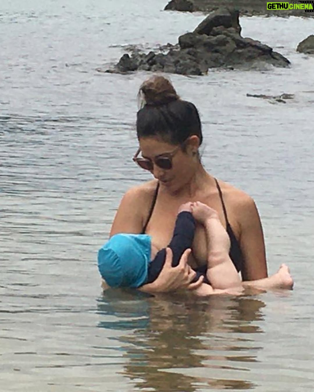 Giselle Itié - 21.2K Likes - Hoje é o Dia Mundial da Amamentação.
E eu não poderia deixar de dizer o quanto esse capítulo foi sagrado na minha vida.

Amamentei meu filho por quatro anos.
Quatro anos de vínculo, entrega, conexão profunda.
Quatro anos de um amor que se construiu também pelo corpo, pelo olhar, pelo silêncio.

A amamentação me atravessou — como mãe, como mulher, como ser humano.
Não foi sempre fácil. Houve cansaço, dor, noites longas.
Mas o que ficou foi o que nutriu: não só ele, mas a mim também.

Amamentar é muito mais do que alimentar.
É presença. É escuta. É confiança.
É o tempo do colo vencendo a pressa do mundo.

Por isso, hoje, eu celebro.
Celebro a mim, celebro a todas as mães que puderam, tentaram ou desejaram amamentar.
E desejo que mais mulheres possam ter apoio para viver esse gesto — se assim quiserem — de forma plena, respeitada e acolhida.

Porque amamentar é potente.
E pode ser uma das experiências mais lindas da vida.

🤱✨
#DiaMundialDaAmamentação #SMAM2025 #AmamentarÉAmor #MaternidadeReal #QuatroAnosDeLeiteEAcolhimento