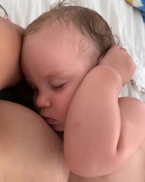 Giselle Itié Instagram - Hoje é o Dia Mundial da Amamentação.
E eu não poderia deixar de dizer o quanto esse capítulo foi sagrado na minha vida.

Amamentei meu filho por quatro anos.
Quatro anos de vínculo, entrega, conexão profunda.
Quatro anos de um amor que se construiu também pelo corpo, pelo olhar, pelo silêncio.

A amamentação me atravessou — como mãe, como mulher, como ser humano.
Não foi sempre fácil. Houve cansaço, dor, noites longas.
Mas o que ficou foi o que nutriu: não só ele, mas a mim também.

Amamentar é muito mais do que alimentar.
É presença. É escuta. É confiança.
É o tempo do colo vencendo a pressa do mundo.

Por isso, hoje, eu celebro.
Celebro a mim, celebro a todas as mães que puderam, tentaram ou desejaram amamentar.
E desejo que mais mulheres possam ter apoio para viver esse gesto — se assim quiserem — de forma plena, respeitada e acolhida.

Porque amamentar é potente.
E pode ser uma das experiências mais lindas da vida.

🤱✨
#DiaMundialDaAmamentação #SMAM2025 #AmamentarÉAmor #MaternidadeReal #QuatroAnosDeLeiteEAcolhimento