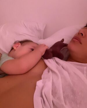 Giselle Itié Instagram - Hoje é o Dia Mundial da Amamentação.
E eu não poderia deixar de dizer o quanto esse capítulo foi sagrado na minha vida.

Amamentei meu filho por quatro anos.
Quatro anos de vínculo, entrega, conexão profunda.
Quatro anos de um amor que se construiu também pelo corpo, pelo olhar, pelo silêncio.

A amamentação me atravessou — como mãe, como mulher, como ser humano.
Não foi sempre fácil. Houve cansaço, dor, noites longas.
Mas o que ficou foi o que nutriu: não só ele, mas a mim também.

Amamentar é muito mais do que alimentar.
É presença. É escuta. É confiança.
É o tempo do colo vencendo a pressa do mundo.

Por isso, hoje, eu celebro.
Celebro a mim, celebro a todas as mães que puderam, tentaram ou desejaram amamentar.
E desejo que mais mulheres possam ter apoio para viver esse gesto — se assim quiserem — de forma plena, respeitada e acolhida.

Porque amamentar é potente.
E pode ser uma das experiências mais lindas da vida.

🤱✨
#DiaMundialDaAmamentação #SMAM2025 #AmamentarÉAmor #MaternidadeReal #QuatroAnosDeLeiteEAcolhimento