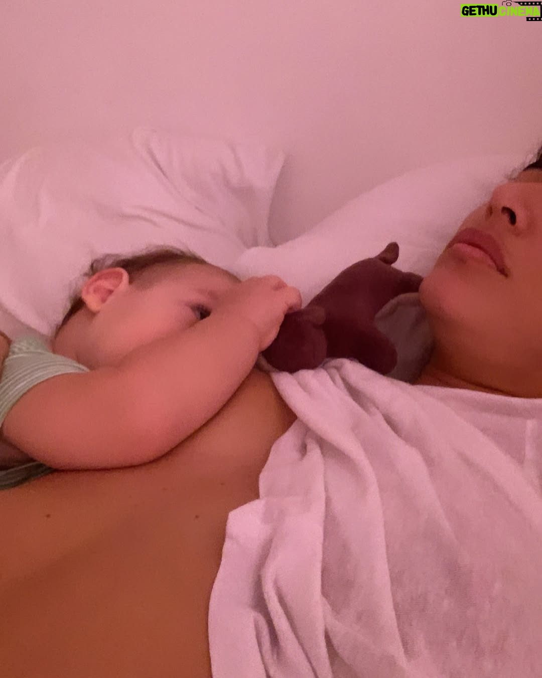 Giselle Itié - 21.2K Likes - Hoje é o Dia Mundial da Amamentação.
E eu não poderia deixar de dizer o quanto esse capítulo foi sagrado na minha vida.

Amamentei meu filho por quatro anos.
Quatro anos de vínculo, entrega, conexão profunda.
Quatro anos de um amor que se construiu também pelo corpo, pelo olhar, pelo silêncio.

A amamentação me atravessou — como mãe, como mulher, como ser humano.
Não foi sempre fácil. Houve cansaço, dor, noites longas.
Mas o que ficou foi o que nutriu: não só ele, mas a mim também.

Amamentar é muito mais do que alimentar.
É presença. É escuta. É confiança.
É o tempo do colo vencendo a pressa do mundo.

Por isso, hoje, eu celebro.
Celebro a mim, celebro a todas as mães que puderam, tentaram ou desejaram amamentar.
E desejo que mais mulheres possam ter apoio para viver esse gesto — se assim quiserem — de forma plena, respeitada e acolhida.

Porque amamentar é potente.
E pode ser uma das experiências mais lindas da vida.

🤱✨
#DiaMundialDaAmamentação #SMAM2025 #AmamentarÉAmor #MaternidadeReal #QuatroAnosDeLeiteEAcolhimento