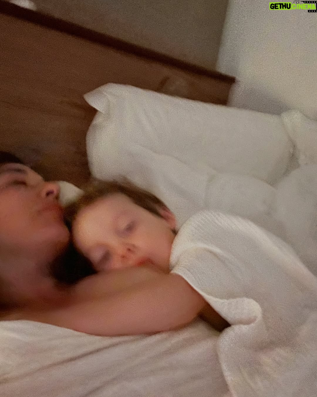 Giselle Itié - 21.2K Likes - Hoje é o Dia Mundial da Amamentação.
E eu não poderia deixar de dizer o quanto esse capítulo foi sagrado na minha vida.

Amamentei meu filho por quatro anos.
Quatro anos de vínculo, entrega, conexão profunda.
Quatro anos de um amor que se construiu também pelo corpo, pelo olhar, pelo silêncio.

A amamentação me atravessou — como mãe, como mulher, como ser humano.
Não foi sempre fácil. Houve cansaço, dor, noites longas.
Mas o que ficou foi o que nutriu: não só ele, mas a mim também.

Amamentar é muito mais do que alimentar.
É presença. É escuta. É confiança.
É o tempo do colo vencendo a pressa do mundo.

Por isso, hoje, eu celebro.
Celebro a mim, celebro a todas as mães que puderam, tentaram ou desejaram amamentar.
E desejo que mais mulheres possam ter apoio para viver esse gesto — se assim quiserem — de forma plena, respeitada e acolhida.

Porque amamentar é potente.
E pode ser uma das experiências mais lindas da vida.

🤱✨
#DiaMundialDaAmamentação #SMAM2025 #AmamentarÉAmor #MaternidadeReal #QuatroAnosDeLeiteEAcolhimento