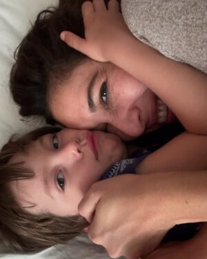 Giselle Itié Instagram - Hoje é o Dia Mundial da Amamentação.
E eu não poderia deixar de dizer o quanto esse capítulo foi sagrado na minha vida.

Amamentei meu filho por quatro anos.
Quatro anos de vínculo, entrega, conexão profunda.
Quatro anos de um amor que se construiu também pelo corpo, pelo olhar, pelo silêncio.

A amamentação me atravessou — como mãe, como mulher, como ser humano.
Não foi sempre fácil. Houve cansaço, dor, noites longas.
Mas o que ficou foi o que nutriu: não só ele, mas a mim também.

Amamentar é muito mais do que alimentar.
É presença. É escuta. É confiança.
É o tempo do colo vencendo a pressa do mundo.

Por isso, hoje, eu celebro.
Celebro a mim, celebro a todas as mães que puderam, tentaram ou desejaram amamentar.
E desejo que mais mulheres possam ter apoio para viver esse gesto — se assim quiserem — de forma plena, respeitada e acolhida.

Porque amamentar é potente.
E pode ser uma das experiências mais lindas da vida.

🤱✨
#DiaMundialDaAmamentação #SMAM2025 #AmamentarÉAmor #MaternidadeReal #QuatroAnosDeLeiteEAcolhimento